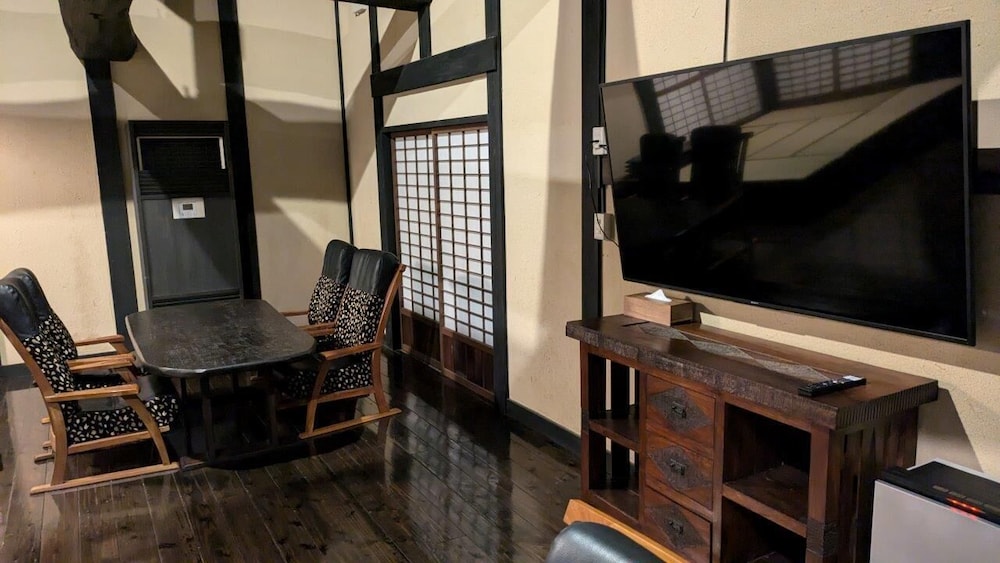 ヴィラ 2 ベッドルーム リビング エリア3 | 金山ヴィラ～KANOGAWA～