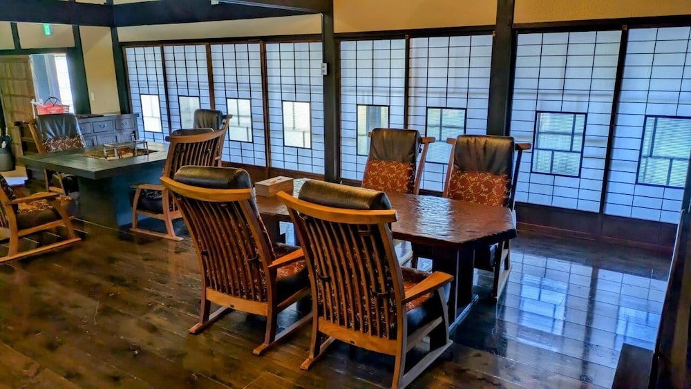 ヴィラ 1 ベッドルーム 客室内のダイニングエリア2 | 金山ヴィラ～JYOYAMA～