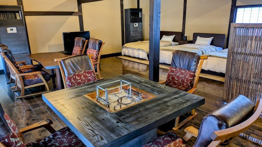 ヴィラ 1 ベッドルーム 客室内のダイニングエリア1 | 金山ヴィラ～JYOYAMA～