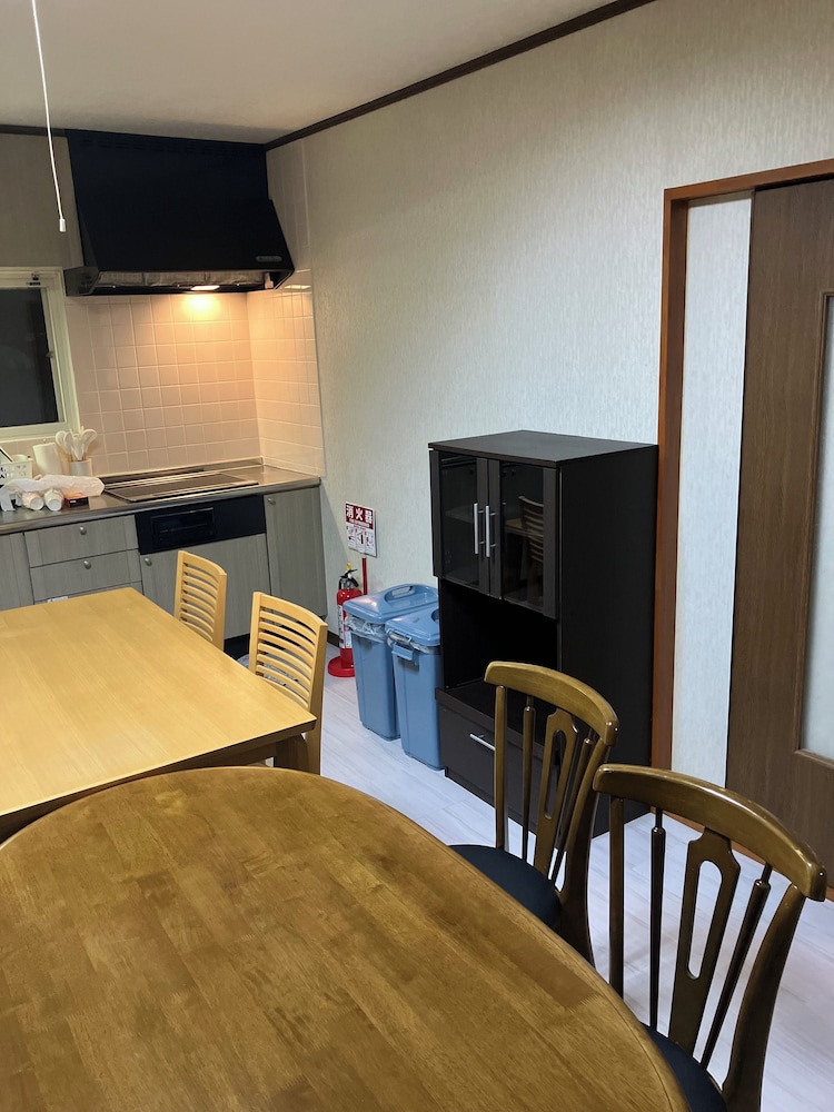 ハウス ガーデンビュー 客室内のダイニングエリア1 | Private Lodging KASE 五所川原