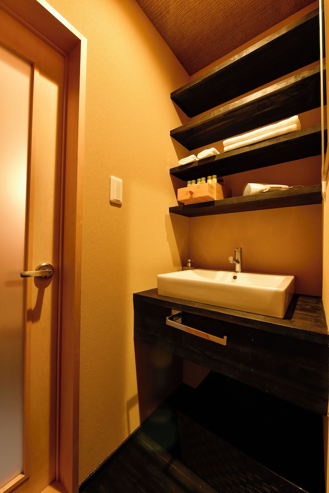 ルーム ベッド (複数台) 禁煙 キッチン バスルーム1 | 美盧八条源町別邸