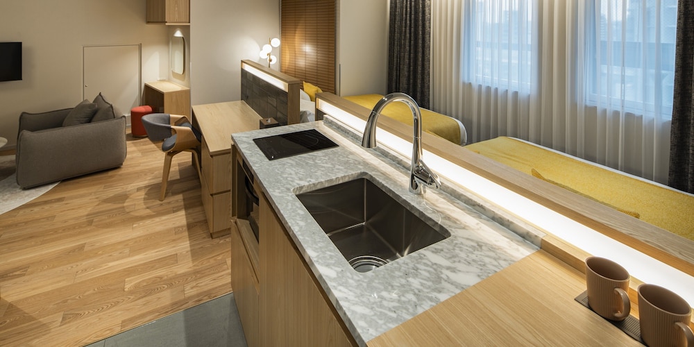 ラグジュアリー スタジオスイート 専用キッチン3 | The Gala Hotel 梅田