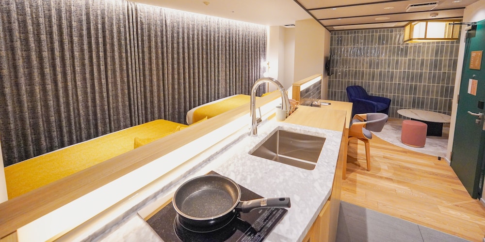ラグジュアリー スタジオスイート 専用キッチン4 | The Gala Hotel 梅田