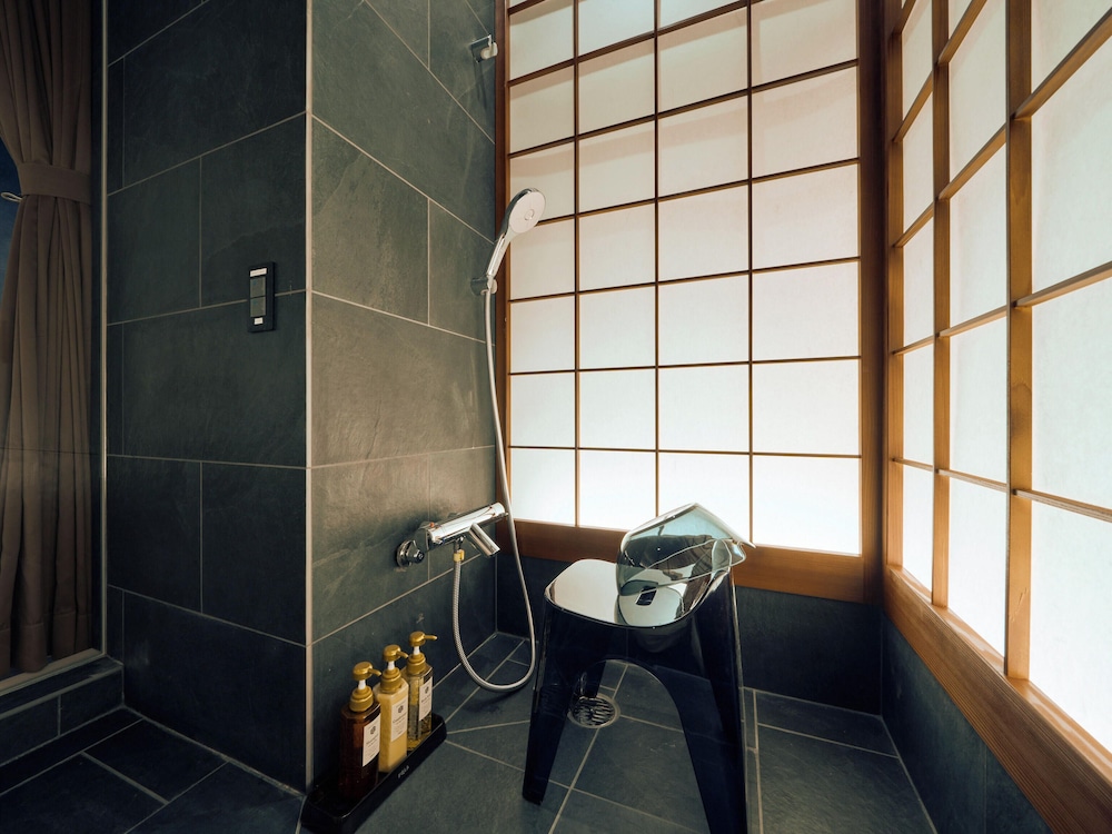 ダブルルーム バスルーム1 | 今昔荘 大阪 天保山-観桜・松柏