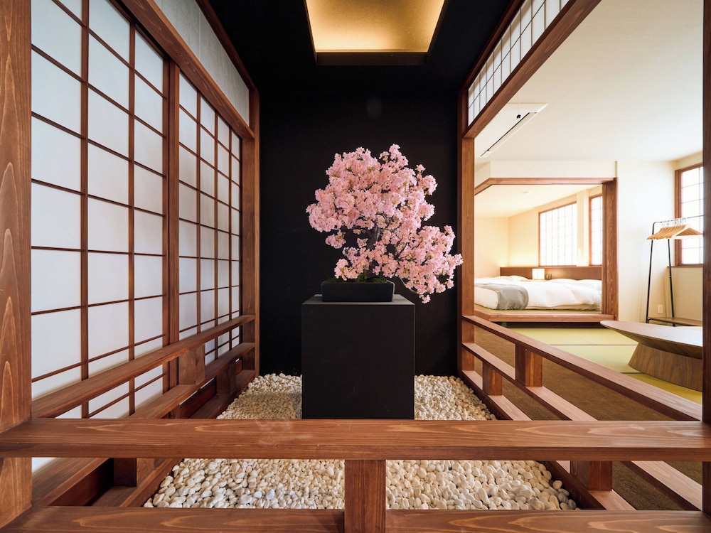 ダブルルーム リビング エリア1 | 今昔荘 大阪 天保山-観桜・松柏