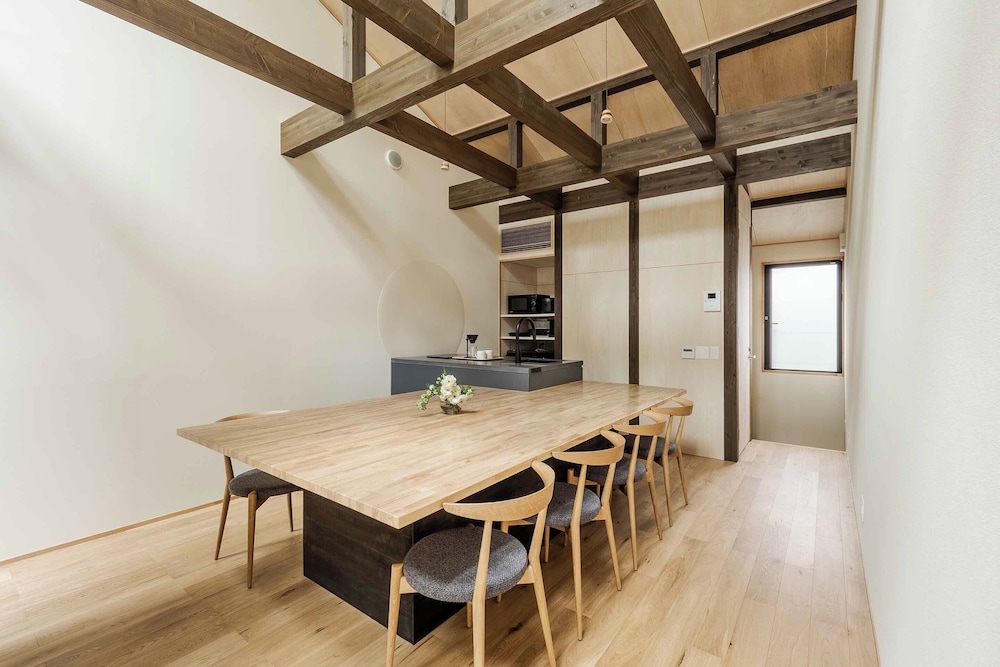 トラディショナル ハウス 2 ベッドルーム 禁煙 サウナ ダイニングルーム0 | 花里町町家ハウス