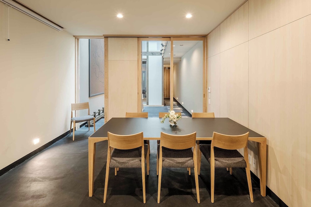 トラディショナル タウンホーム 2 ベッドルーム 禁煙 簡易キッチン ダイニングルーム1 | 花里町町家ハウス