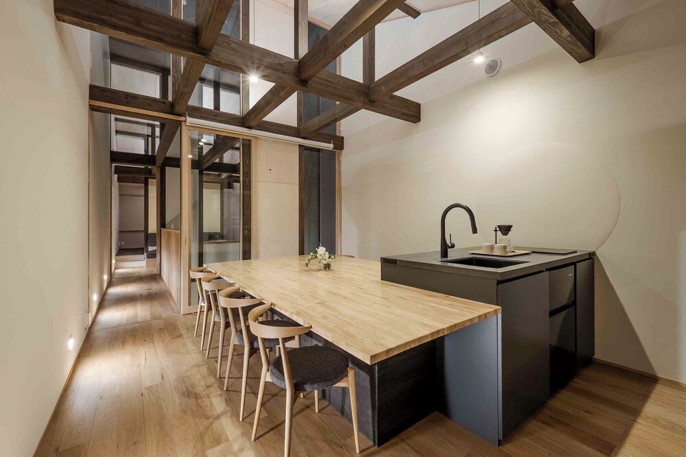 トラディショナル ハウス 2 ベッドルーム 禁煙 サウナ ダイニングルーム1 | 花里町町家ハウス