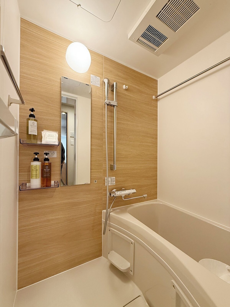 コンフォート アパートメント 2 ベッドルーム バスルーム1 | Celine Kanayama