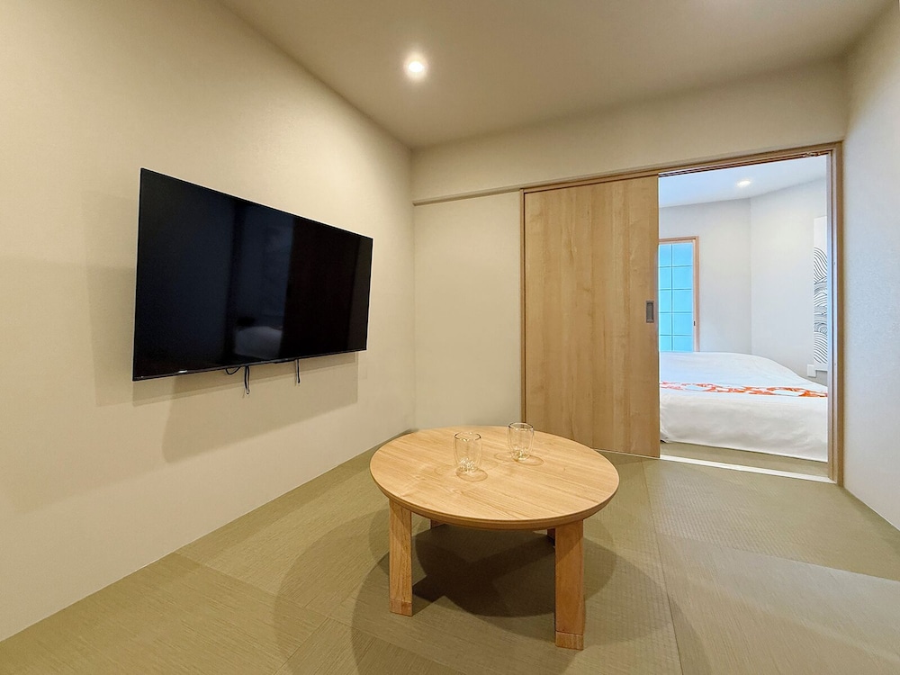 コンフォート アパートメント 2 ベッドルーム リビング エリア1 | Celine Kanayama