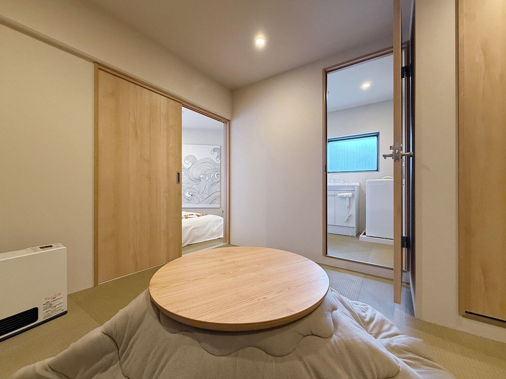 コンフォート アパートメント 2 ベッドルーム リビング エリア3 | Celine Kanayama