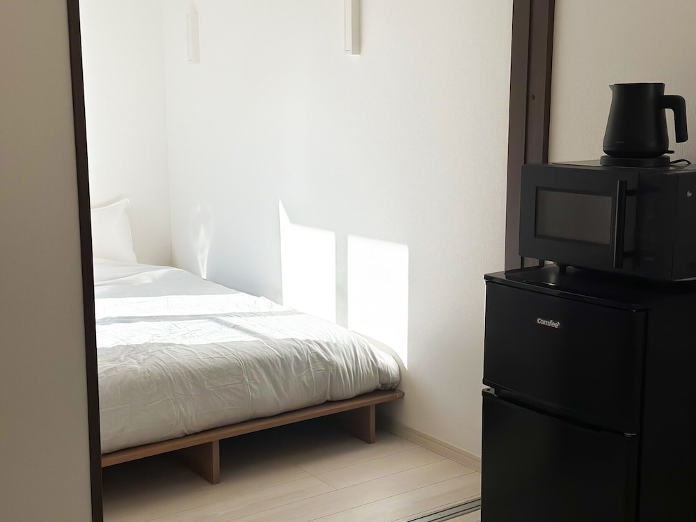 ベーシック トリプルルーム ダブルベッド 1 台ソファーベッド付き 禁煙 専用バスルーム 客室9 | The Mate Fukuoka