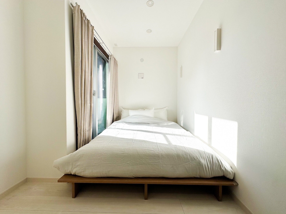 ベーシック トリプルルーム ダブルベッド 1 台ソファーベッド付き 禁煙 専用バスルーム 客室3 | The Mate Fukuoka