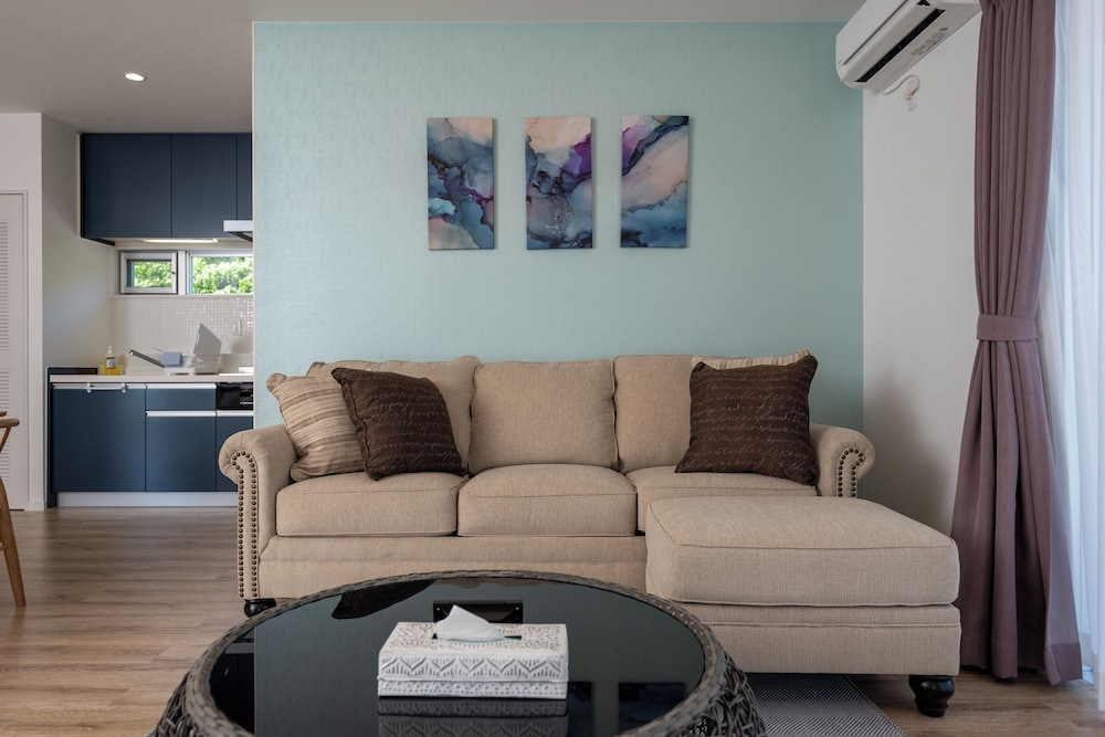 ヴィラ 禁煙 オーシャンビュー リビング エリア3 | プライベートプールヴィラ古宇利 The Sweet