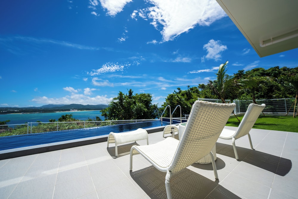ヴィラ 禁煙 オーシャンビュー テラス / パティオ1 | プライベートプールヴィラ古宇利 The Sweet