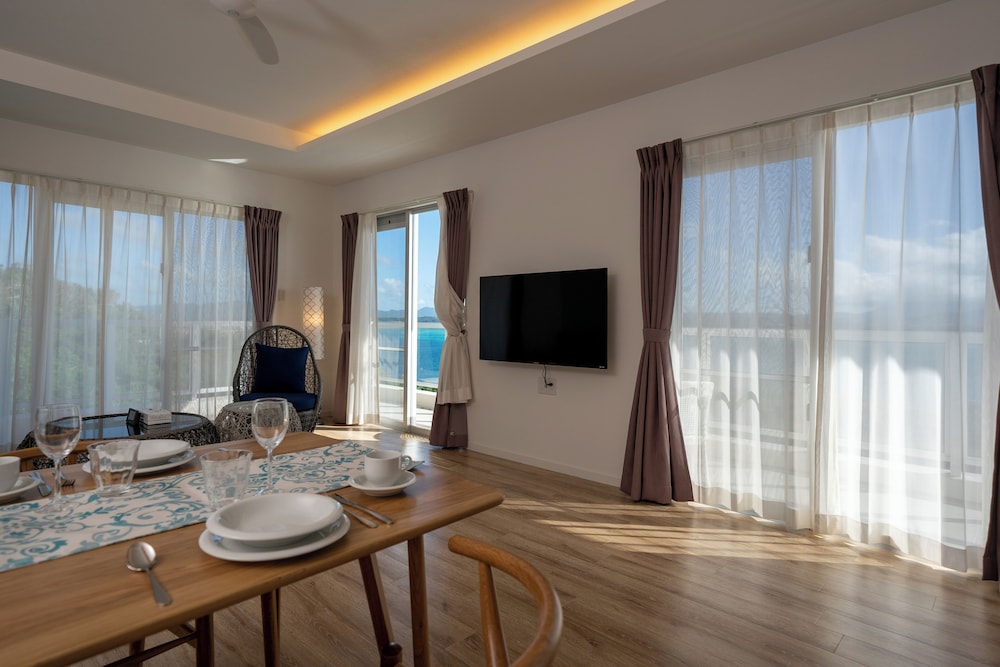 ヴィラ 禁煙 オーシャンビュー リビング エリア0 | プライベートプールヴィラ古宇利 The Sweet