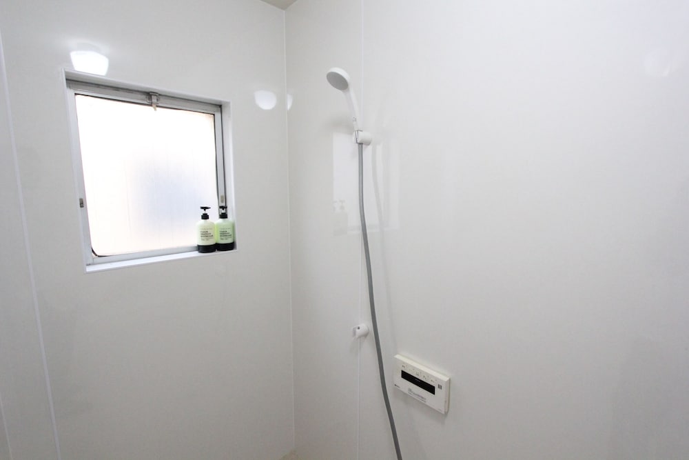 ファミリー ルーム 3 ベッドルーム 禁煙 (303) バスルーム1 | LUANAホテル 新中野駅前