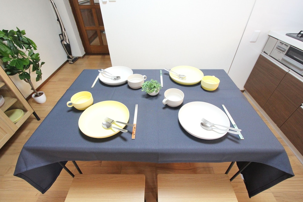 ファミリー ルーム 3 ベッドルーム 禁煙 (303) リビング エリア1 | LUANAホテル 新中野駅前