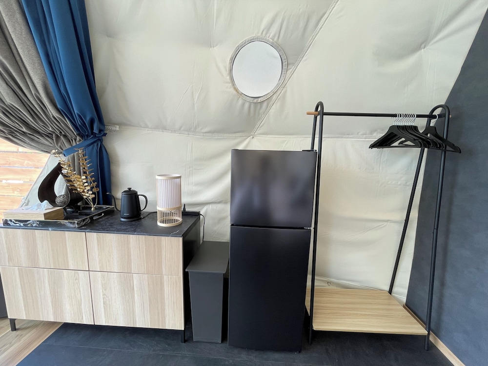 デラックス テント マウンテンビュー 小型冷蔵庫1 | 嶺乃華 Mt.Fuji Glamping Terrace MINENOHANA