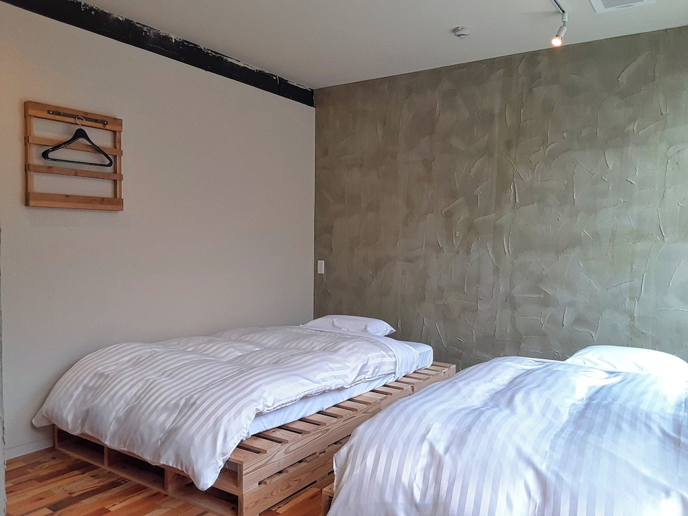 ツインルーム 禁煙 共用バスルーム 客室3 | コトリ コワーキング&ホステル 高松