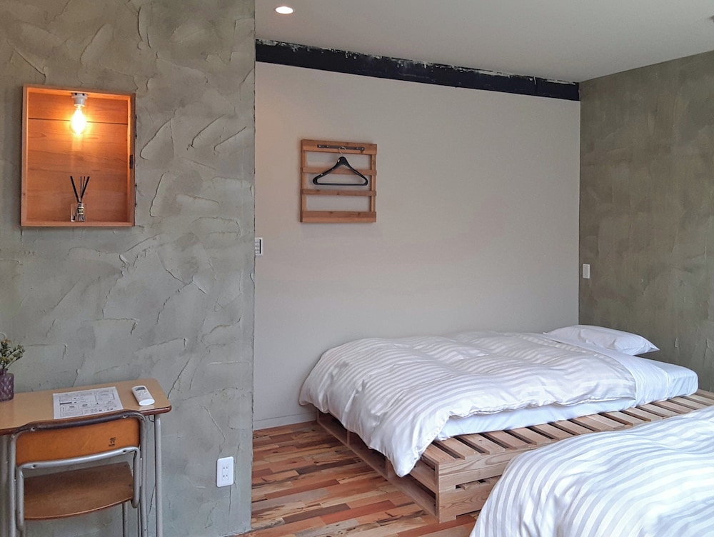 ツインルーム 禁煙 共用バスルーム 客室2 | コトリ コワーキング&ホステル 高松