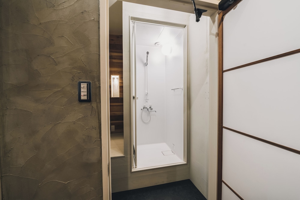 ツインルーム 禁煙 共用バスルーム バスルーム3 | コトリ コワーキング&ホステル 高松