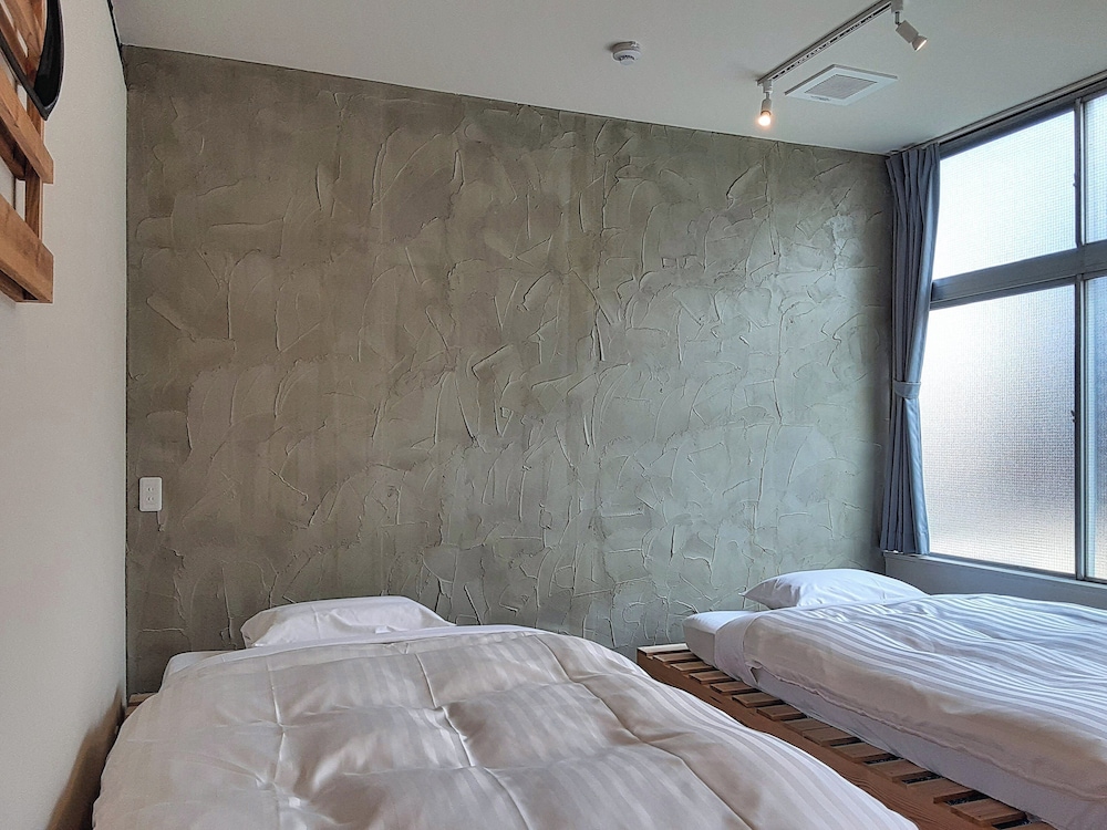 ツインルーム 禁煙 共用バスルーム 客室1 | コトリ コワーキング&ホステル 高松