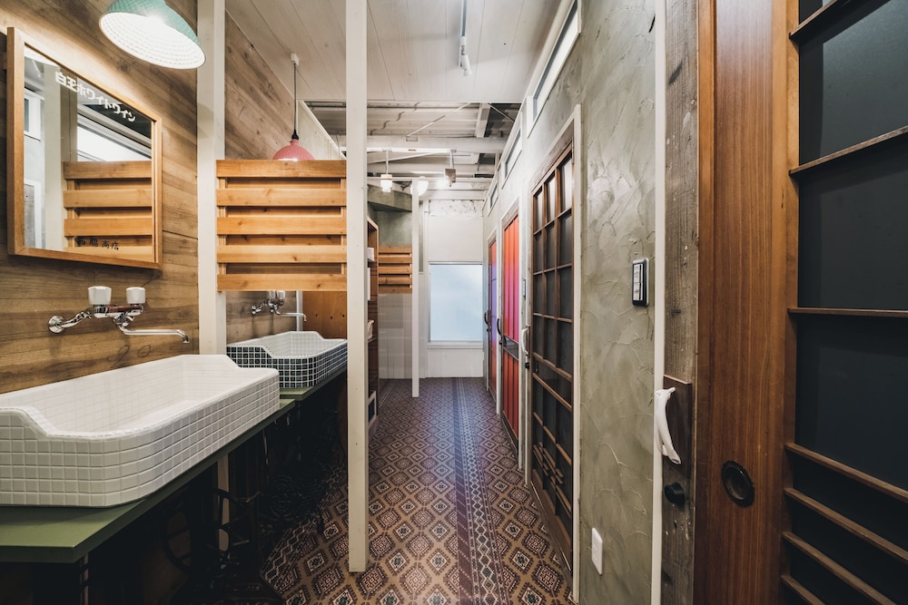 ツインルーム 禁煙 共用バスルーム バスルーム0 | コトリ コワーキング&ホステル 高松