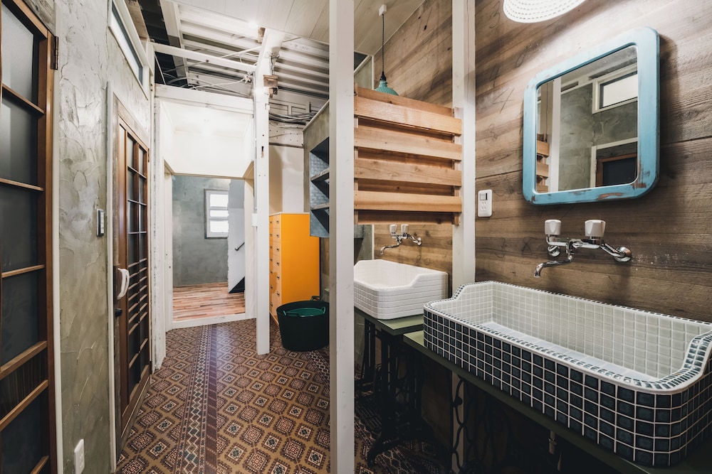 ツインルーム 禁煙 共用バスルーム バスルーム2 | コトリ コワーキング&ホステル 高松