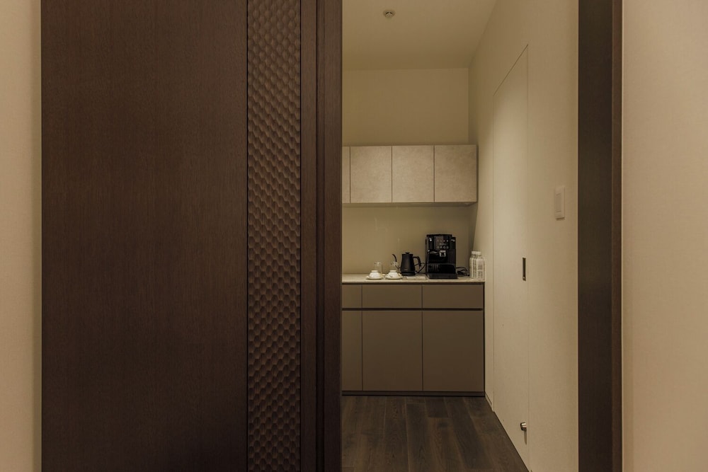 ラグジュアリー スイート 客室内のダイニングエリア1 | ATAGO HOTEL