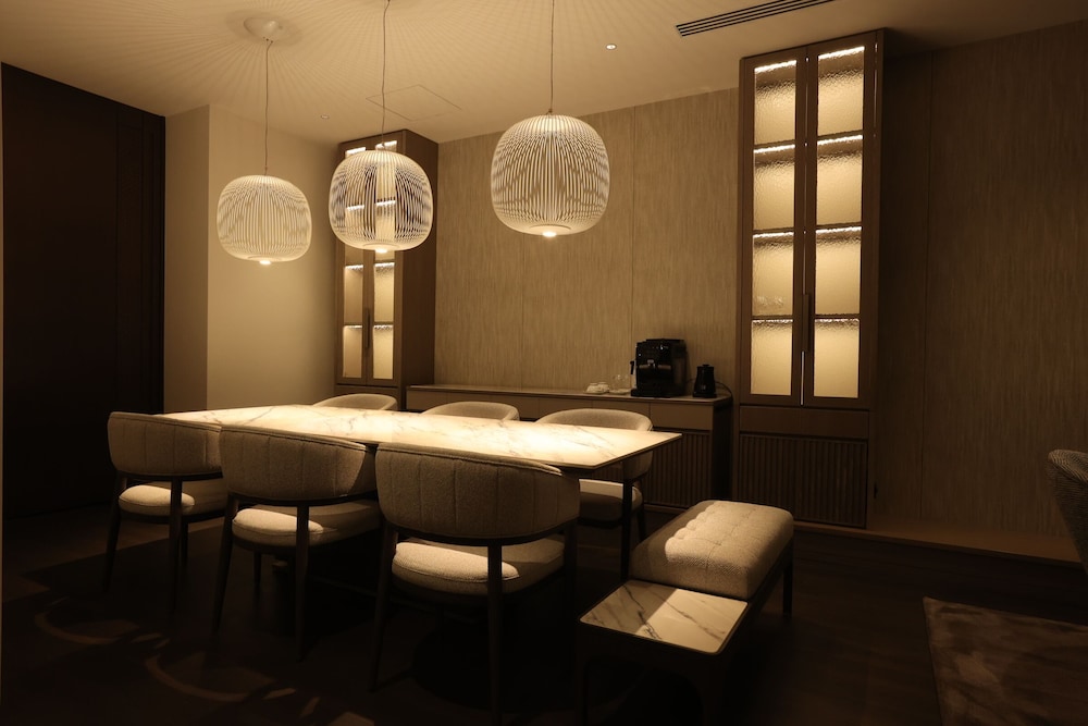 ラグジュアリー スイート 客室内のダイニングエリア2 | ATAGO HOTEL