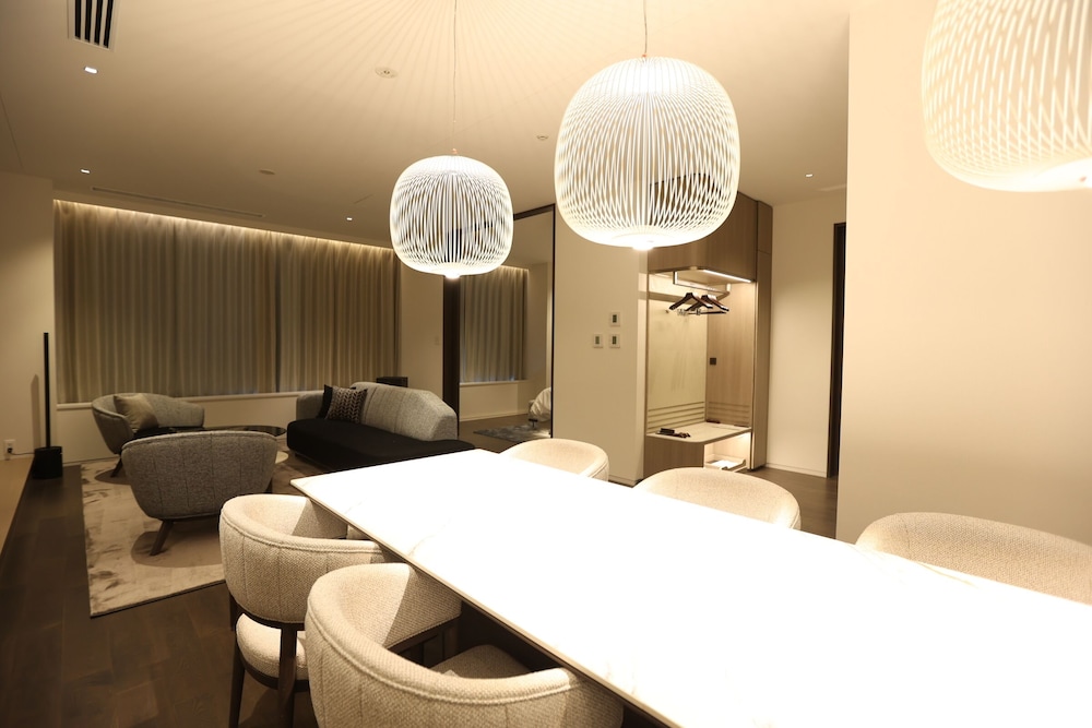 ラグジュアリー スイート 客室内のダイニングエリア3 | ATAGO HOTEL