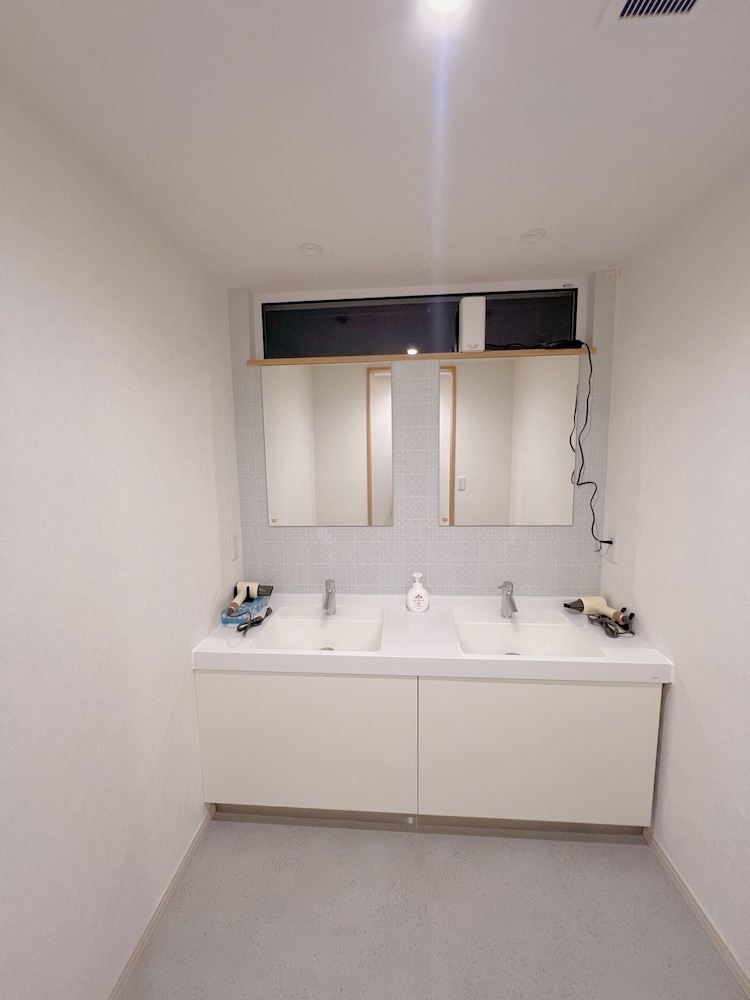 コンフォート 4 人部屋 禁煙 冷房 バスルームのシンク0 | Snowball Hostel