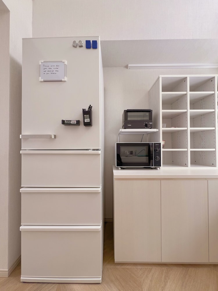 コンフォート 4 人部屋 禁煙 冷房 共用キッチン設備0 | Snowball Hostel