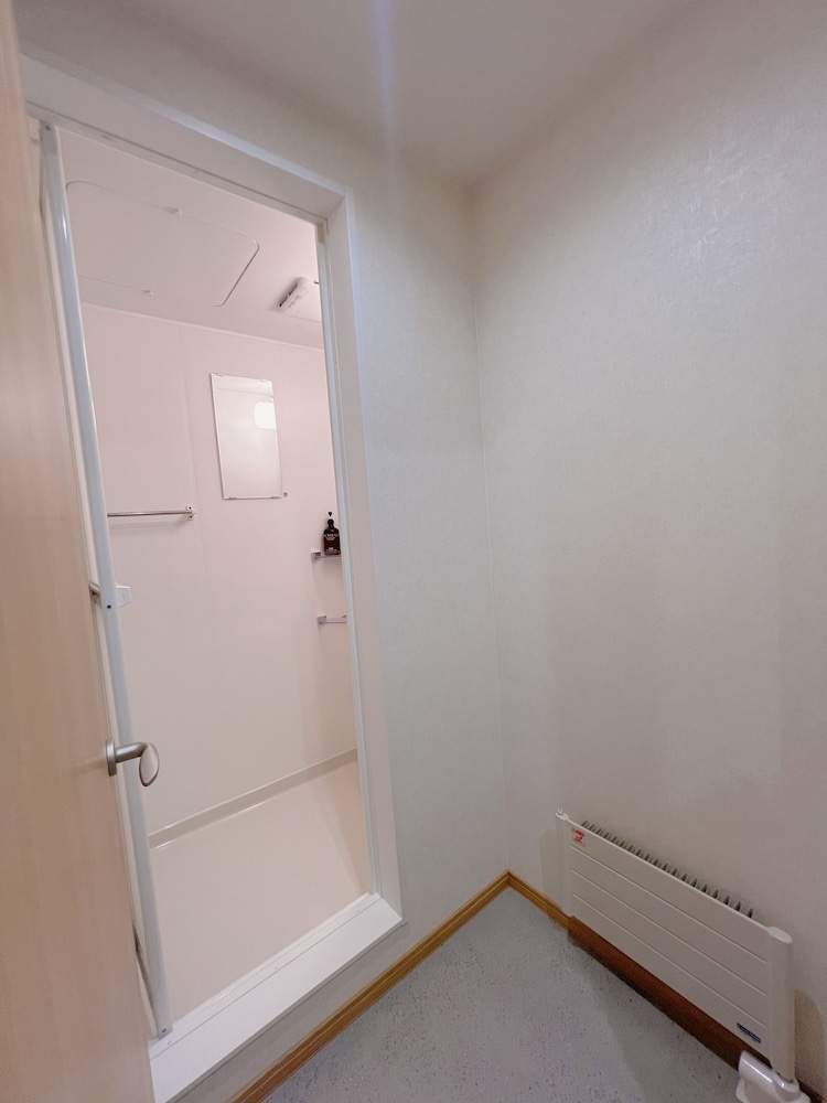 コンフォート 4 人部屋 禁煙 冷房 バスルーム2 | Snowball Hostel