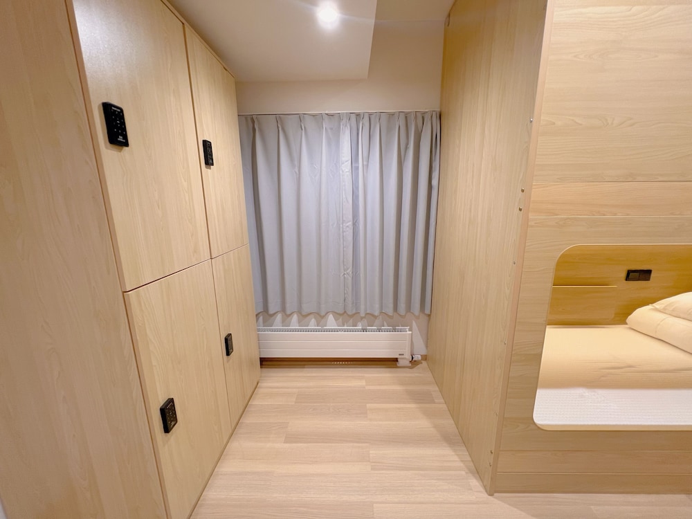 コンフォート 4 人部屋 禁煙 冷房 ワードローブ0 | Snowball Hostel