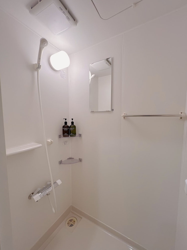 コンフォート 4 人部屋 禁煙 冷房 バスルーム1 | Snowball Hostel