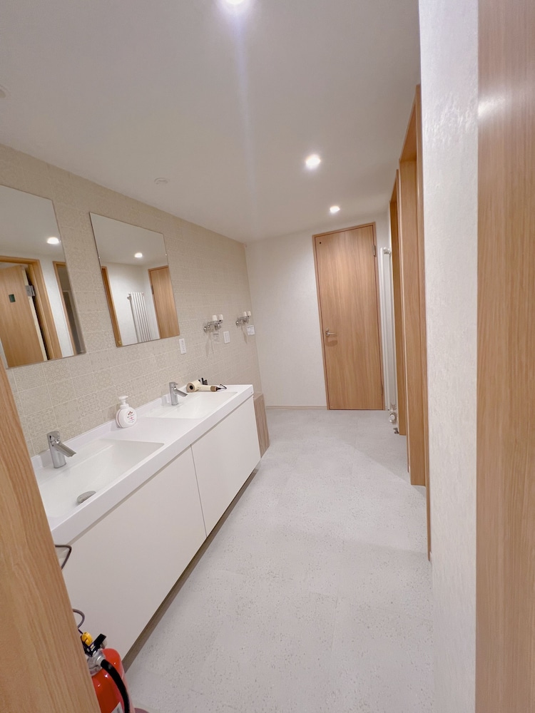 コンフォート 4 人部屋 禁煙 冷房 バスルーム0 | Snowball Hostel