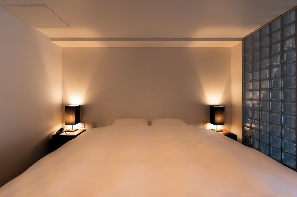 デザイン ダブルルーム クイーンベッド 1 台 禁煙 シービュー 客室1 | KAMEYA HOTEL