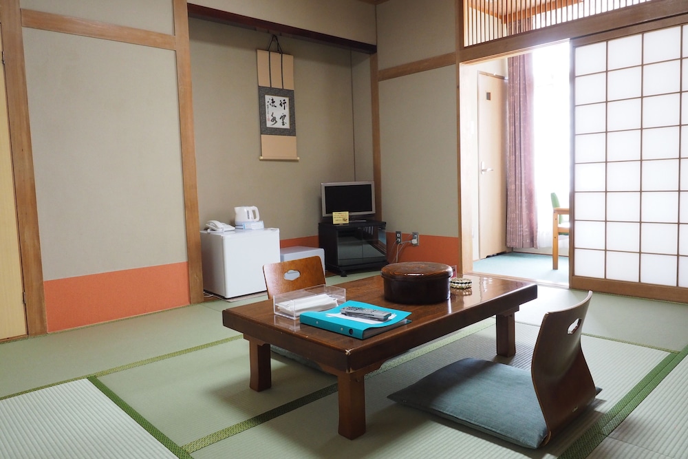 [本館] 和室８畳 / トイレ付 / 禁煙 / WiFi接続可 | 国民宿舎小豆島