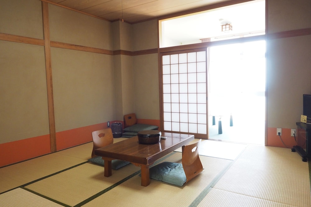 [本館] 和室８畳 / トイレ付 / 禁煙 / WiFi接続可 客室2 | 国民宿舎小豆島