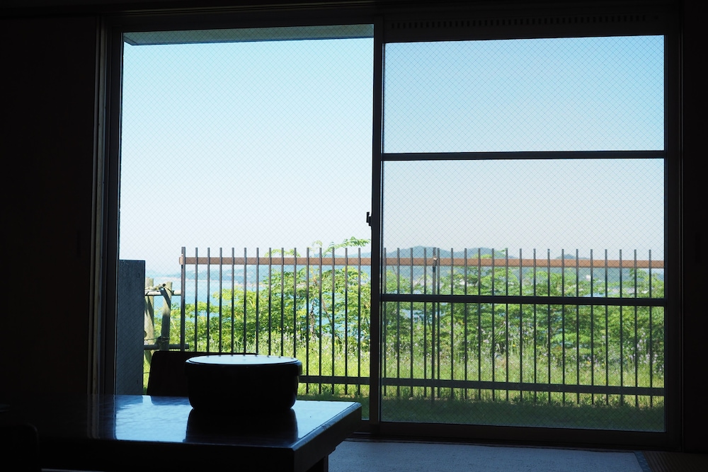 [別館] ふるさと荘 海側10畳和室 / トイレ付 / 禁煙 / WiFi接続可 客室2 | 国民宿舎小豆島