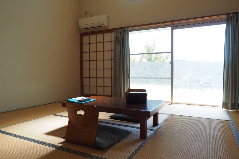 [別館] ふるさと荘 海側10畳和室 / トイレ付 / 禁煙 / WiFi接続可 | 国民宿舎小豆島