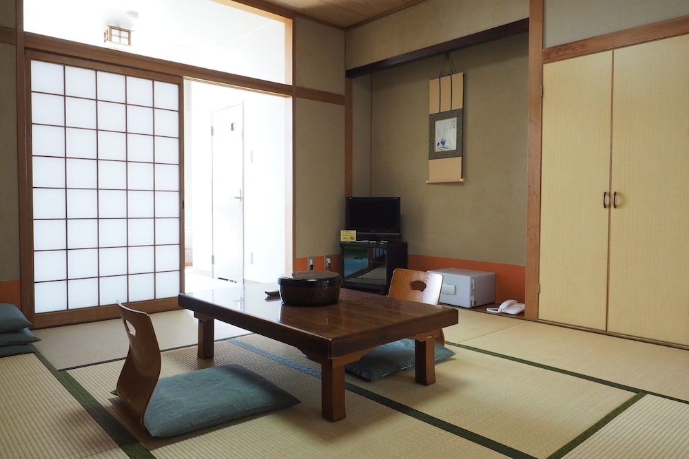 [本館] 和室８畳 / トイレ付 / 禁煙 / WiFi接続可 客室3 | 国民宿舎小豆島