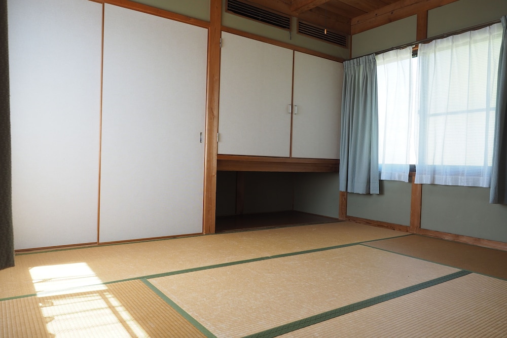 [別荘タイプ] ファミリーロッジ / キッチン·バス·トイレ付 / 禁煙 / WiFi有 客室4 | 国民宿舎小豆島