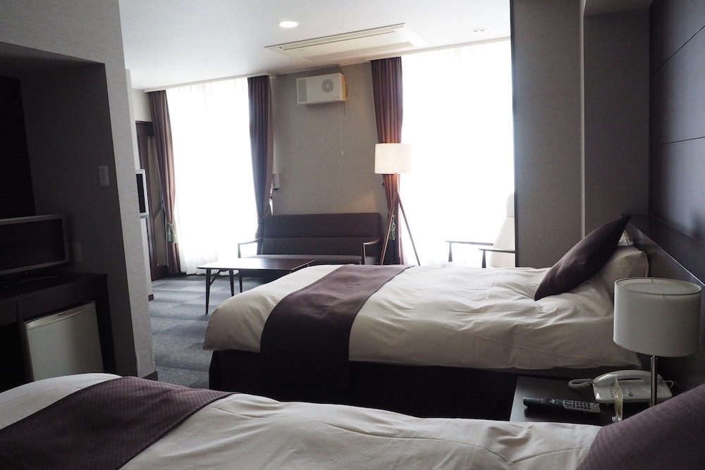 [本館] デラックスルーム / バス·トイレ付 / 禁煙 / WiFi接続可 客室2 | 国民宿舎小豆島