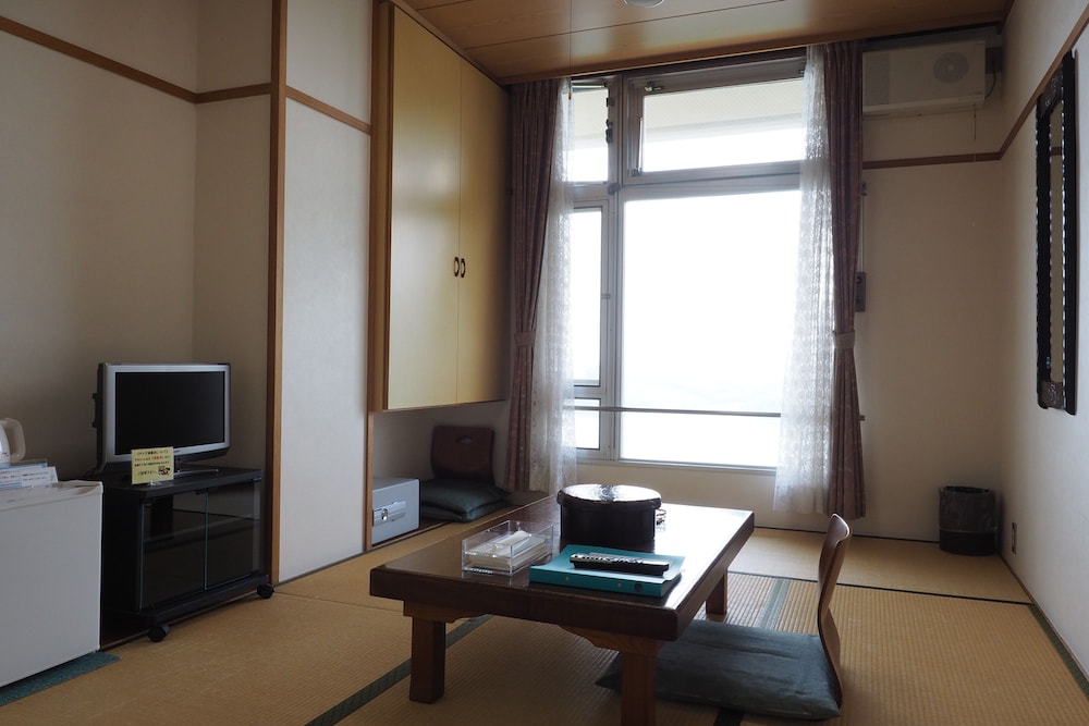 [本館] 和室６畳 / トイレ付 / 禁煙 / WiFi接続可 | 国民宿舎小豆島