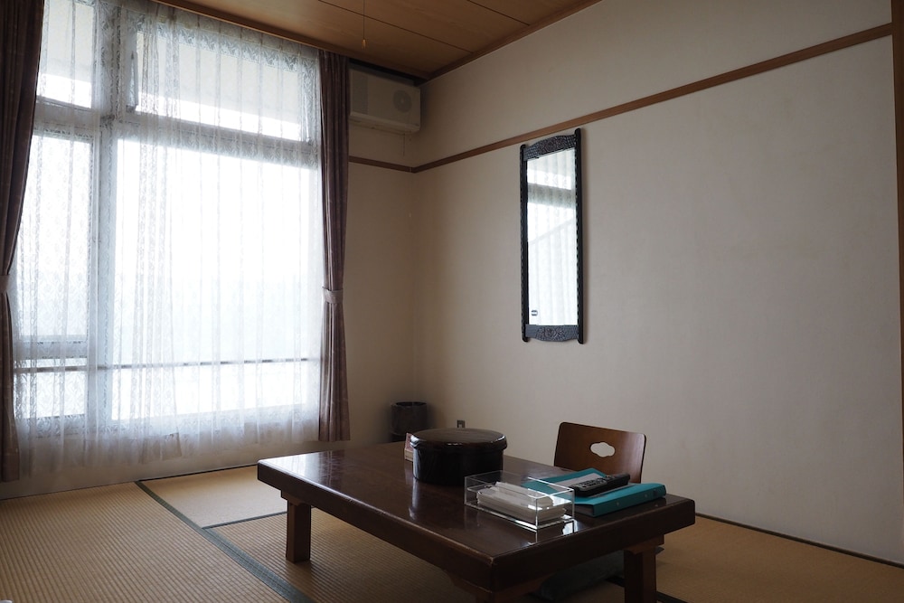 [本館] 和室６畳 / トイレ付 / 禁煙 / WiFi接続可 客室1 | 国民宿舎小豆島