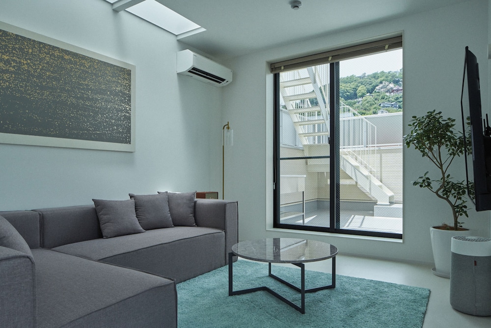 パノラミック タウンホーム バルコニー リゾートビュー リビング エリア1 | MitO ONOMICHI