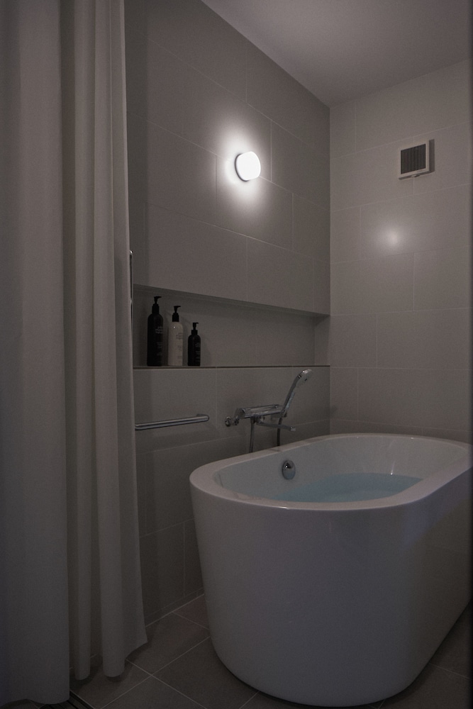 パノラミック タウンホーム バルコニー リゾートビュー バスルーム5 | MitO ONOMICHI